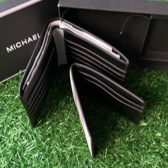 Michael Kors Boxed Signature 3 in 1 Bifold Wallet In White / Pearl Grey - Picture 3 of 16